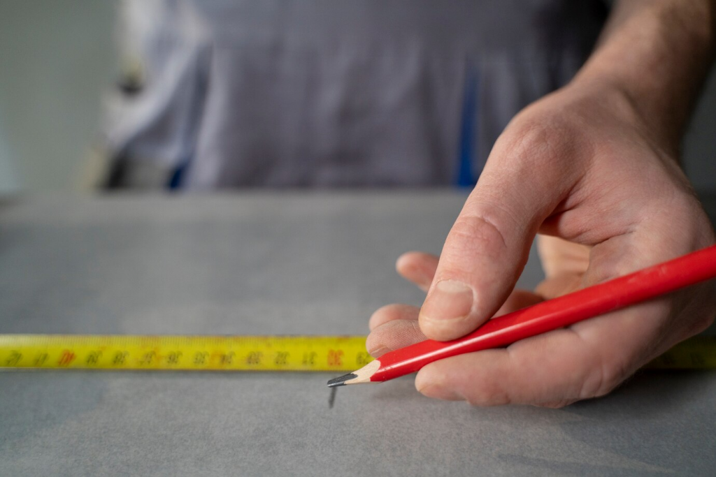 Measuring wrist circumference without tape measure with DIY methods
